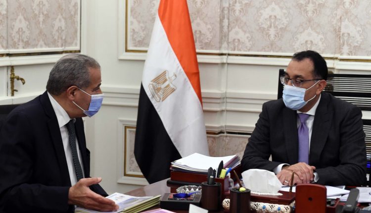 مدبولي يبحث مع وزير التموين حجم توافر أرصدة السلع الأساسية