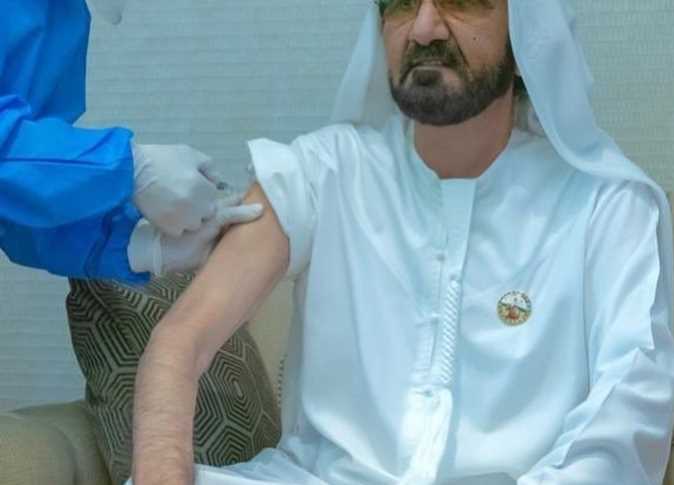 الشيخ-محمد -بن-راشد-آل-مكتوم، نائب رئيس الإمارات، رئيس مجلس الوزراء، حاكم دبي،أثناء تلقيه لقاحا ضد فيروس كورونا. - صورة أرشيفية
