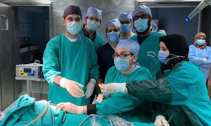 الفريق الطبي أثناء إجراء العملية