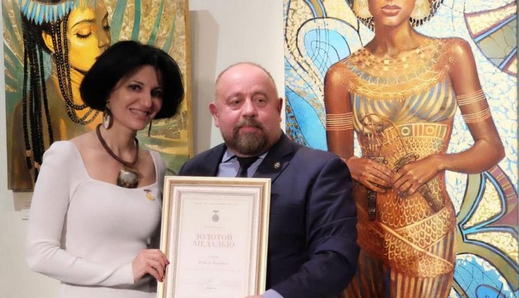 الفنانة التشكيلية هالة عبد الفتاح