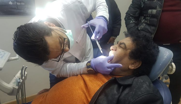 أحمد عدوية أثناء عملية جراحية بالفم