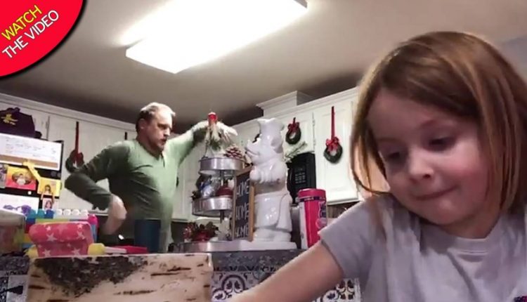 أب يساعد ابنته في دراستها بالرقص