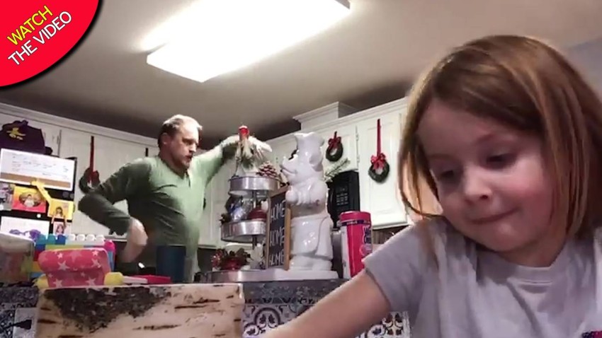 أب يساعد ابنته في دراستها بالرقص