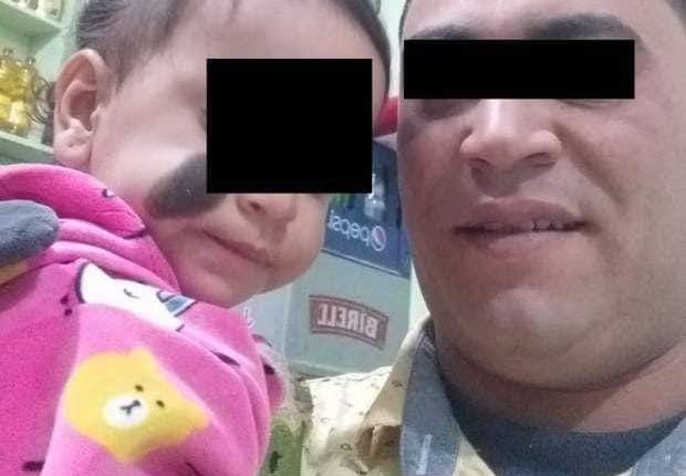 أب ينزع ملابس طفلته الذي لم تبلغ بعد الشهرين!