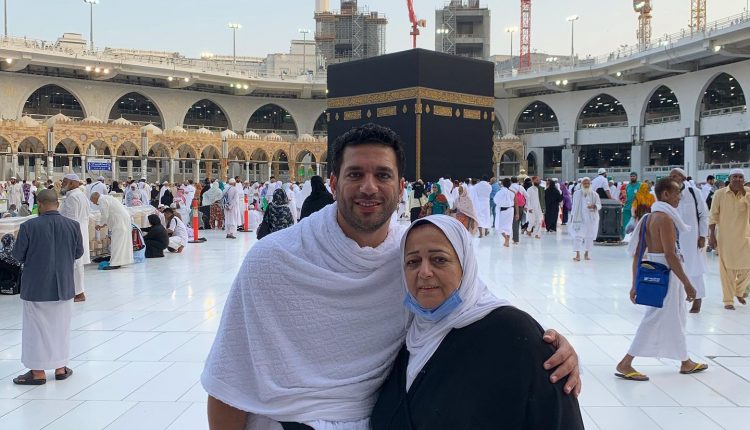 الفنان حسن الرداد ووالدته