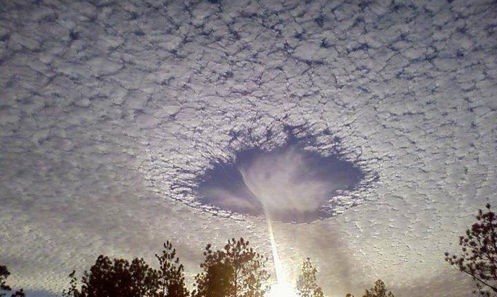                                                                                    حفرة fallstreak، وهي ظاهرة نادرة